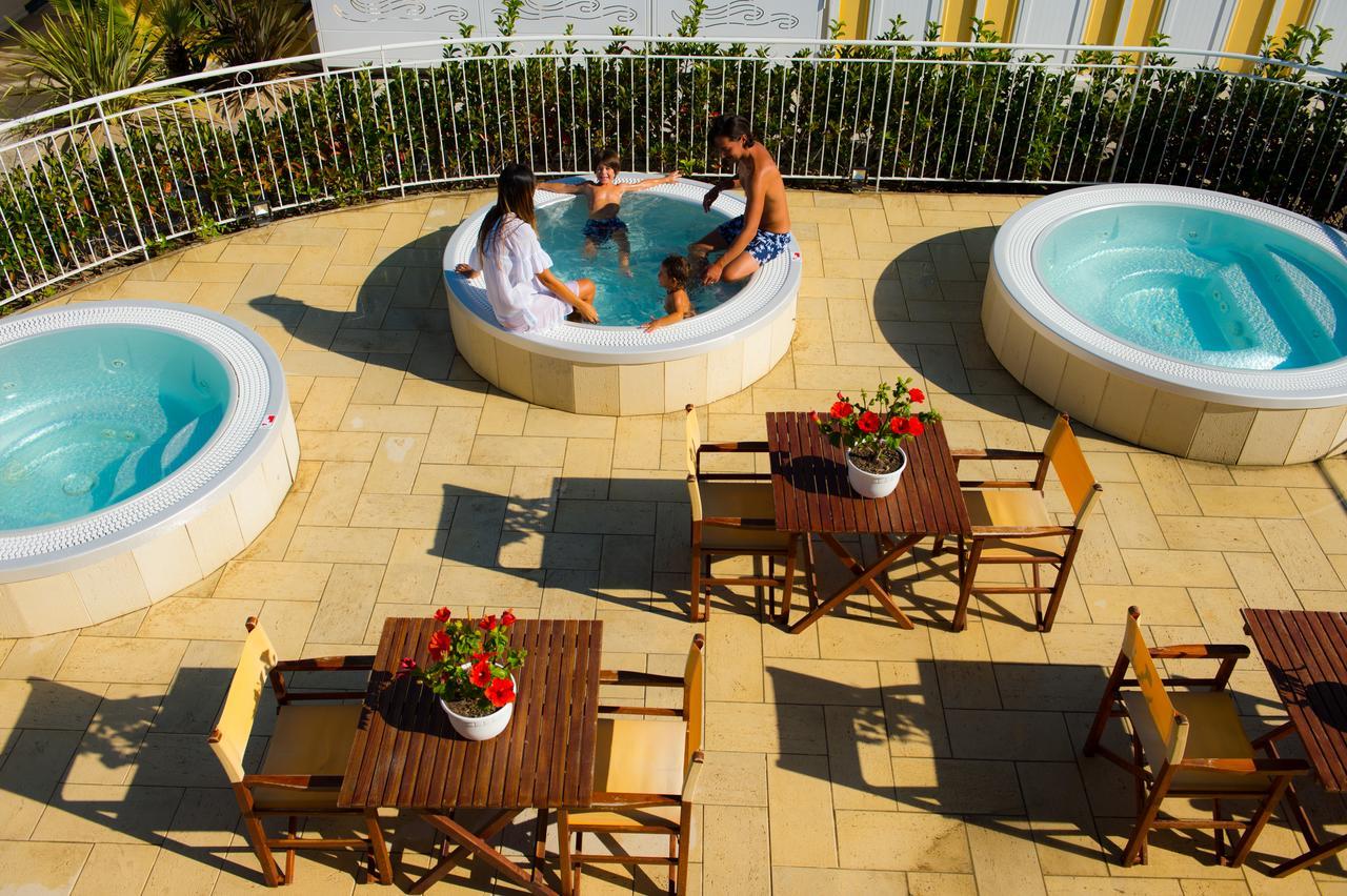 Hotel Milano Helvetia - In Centro Con Piscina Riccione Exterior foto